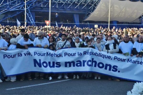 Foule portant une banderole lors de la marche blanche pour Mehdi Kessaci à Marseille .