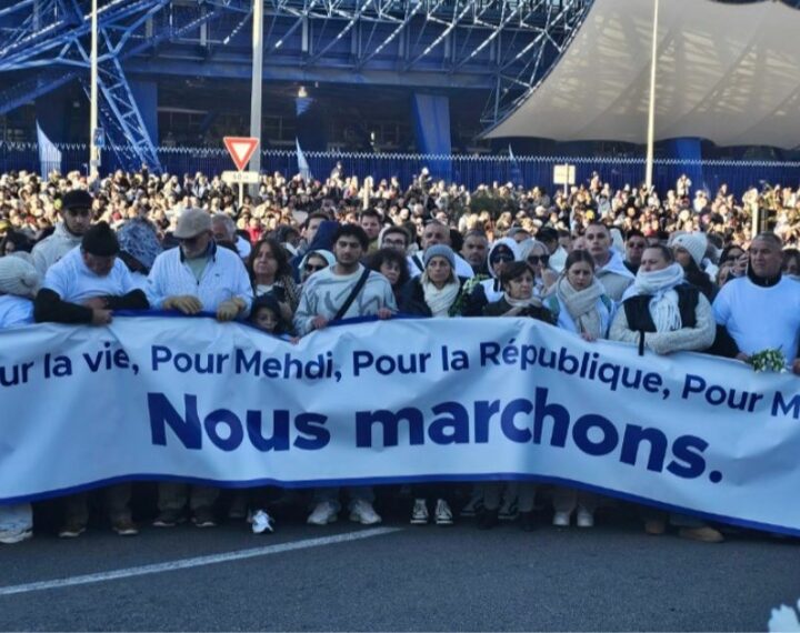 Foule portant une banderole lors de la marche blanche pour Mehdi Kessaci à Marseille .