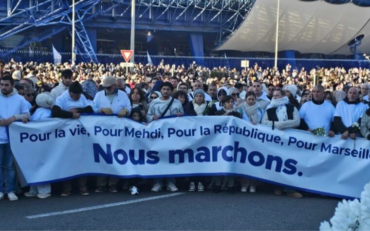 Foule portant une banderole lors de la marche blanche pour Mehdi Kessaci à Marseille .
