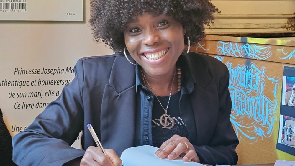 Auteure princesse Josépha Malerbe en train de dédicacer son livre Les Larmes d'Henriette à Marseille