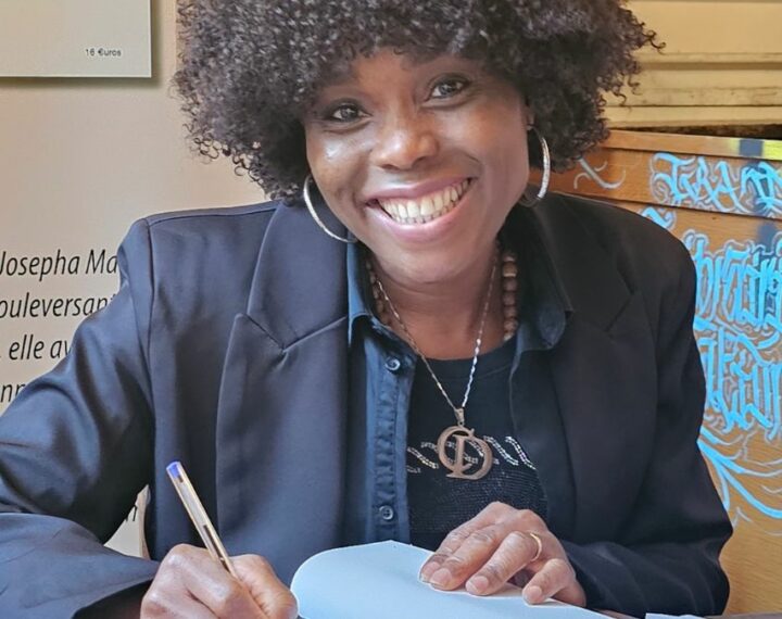 Auteure princesse Josépha Malerbe en train de dédicacer son livre Les Larmes d'Henriette à Marseille