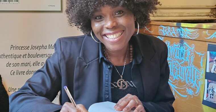 Auteure princesse Josépha Malerbe en train de dédicacer son livre Les Larmes d'Henriette à Marseille