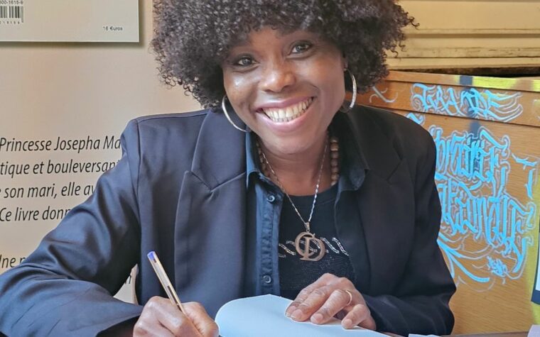 Auteure princesse Josépha Malerbe en train de dédicacer son livre Les Larmes d'Henriette à Marseille