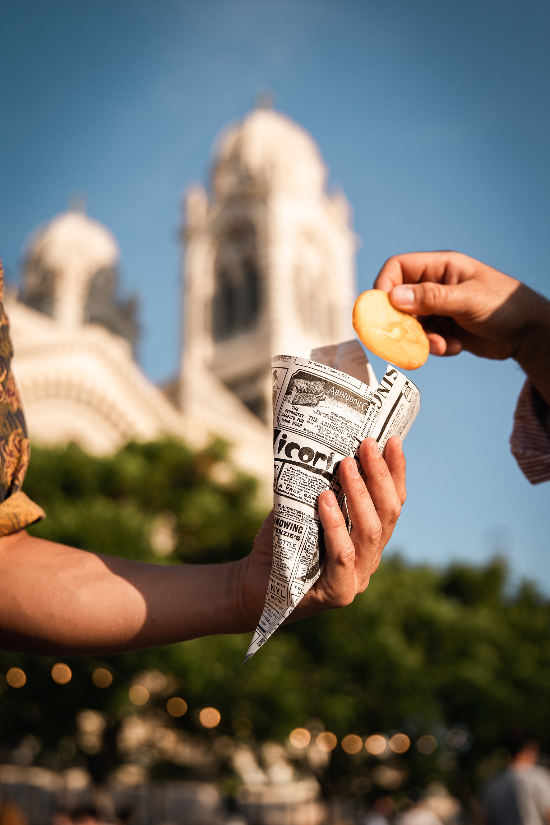 Cornet de street food devant la Major à Marseille